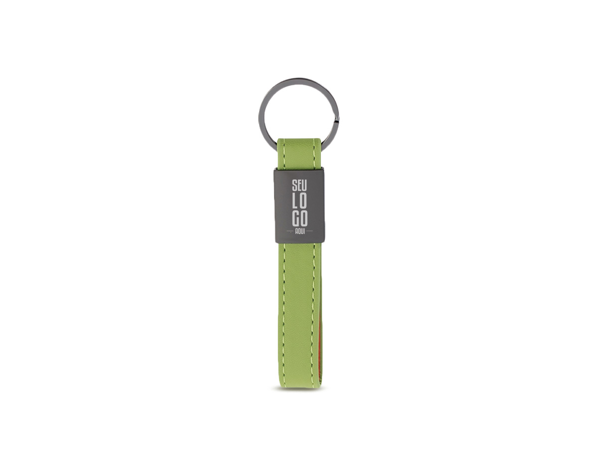 Chaveiro metálico com tira em couro sintético, combinando resistência e acabamento elegante. Possui superfície lisa que valoriza a personalização da marca e dois parafusos na parte posterior, garantindo melhor fixação da peça. Compacto e funcional, é ideal para organizar chaves no dia a dia. Uma excelente opção de brinde corporativo, agregando utilidade, sofisticação e visibilidade à marca em ações promocionais e institucionais.