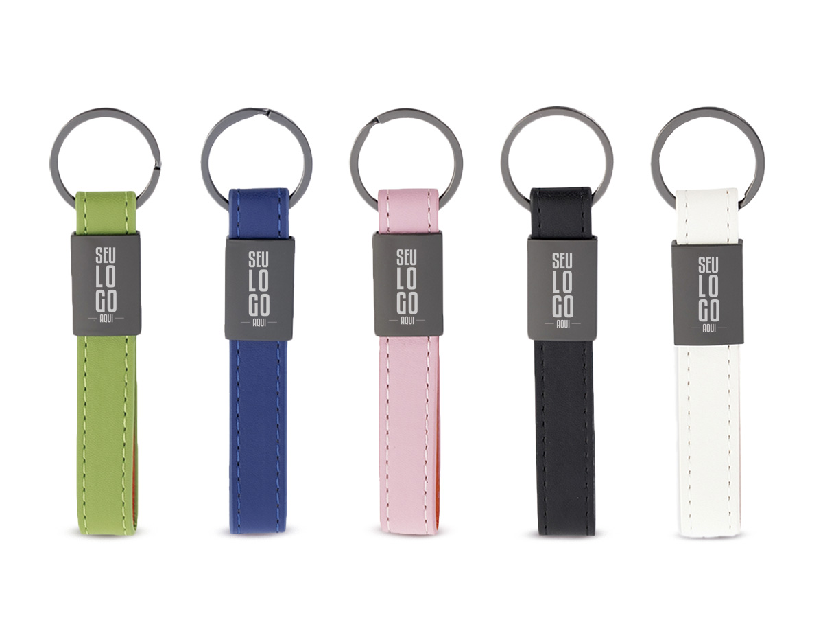 Chaveiro metálico com tira em couro sintético, combinando resistência e acabamento elegante. Possui superfície lisa que valoriza a personalização da marca e dois parafusos na parte posterior, garantindo melhor fixação da peça. Compacto e funcional, é ideal para organizar chaves no dia a dia. Uma excelente opção de brinde corporativo, agregando utilidade, sofisticação e visibilidade à marca em ações promocionais e institucionais.