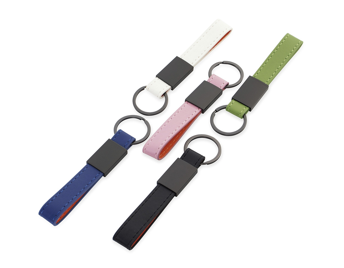 Chaveiro metálico com tira em couro sintético, combinando resistência e acabamento elegante. Possui superfície lisa que valoriza a personalização da marca e dois parafusos na parte posterior, garantindo melhor fixação da peça. Compacto e funcional, é ideal para organizar chaves no dia a dia. Uma excelente opção de brinde corporativo, agregando utilidade, sofisticação e visibilidade à marca em ações promocionais e institucionais.