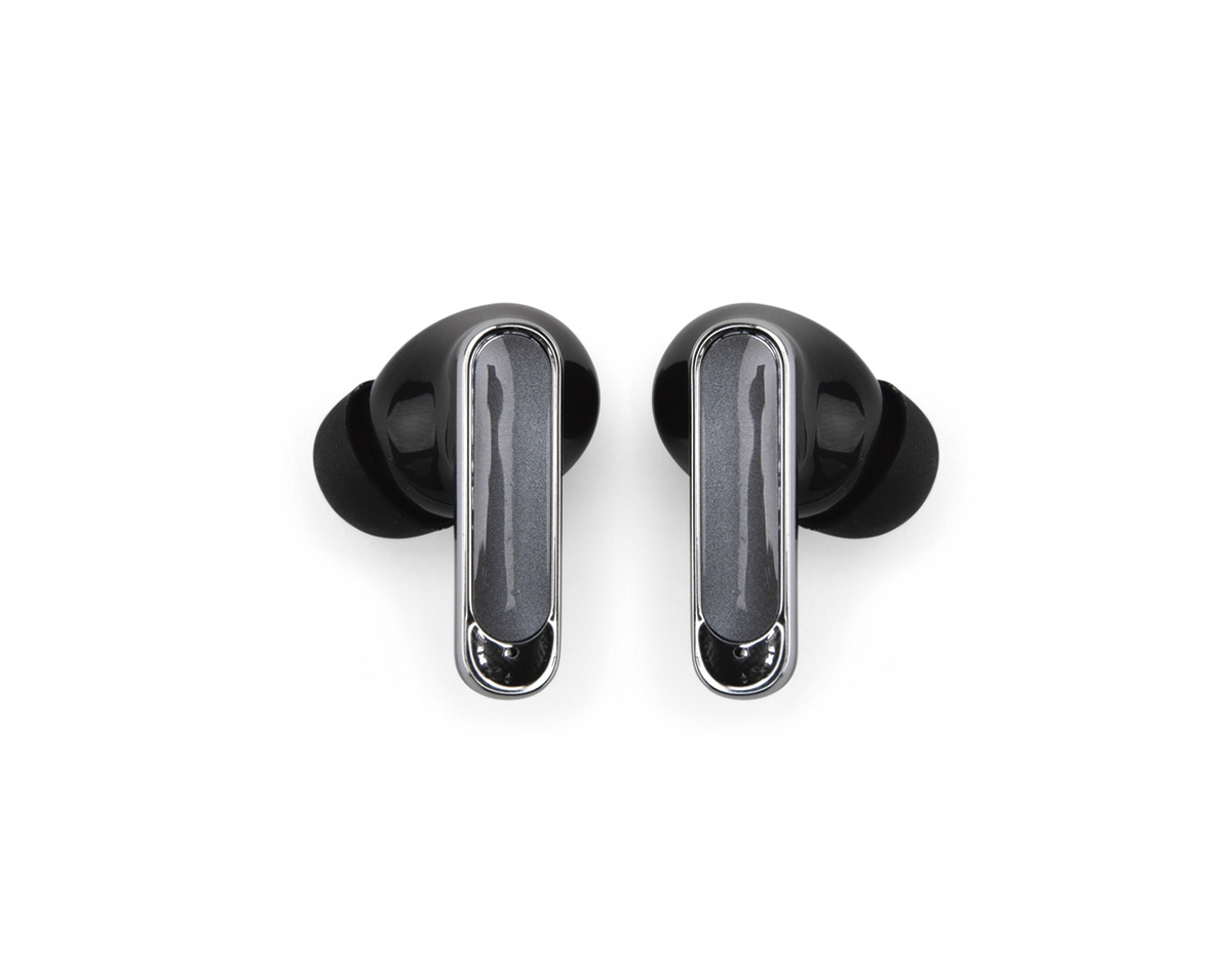 Fones de ouvido sem fio com estrutura em plástico resistente a leves respingos de água. Apresenta conexão Bluetooth 5.4 e responde a comandos por toque, além de estojo para carregamento em plástico texturizado com entrada USB-C. Acompanha cordão em nylon com clipe plástico e cabo USB-C para recarga dos fones.