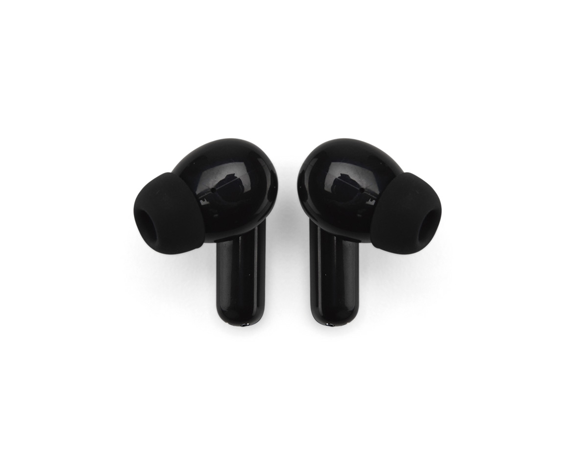 Fones de ouvido sem fio com estrutura em plástico resistente a leves respingos de água. Apresenta conexão Bluetooth 5.4 e responde a comandos por toque, além de estojo para carregamento em plástico texturizado com entrada USB-C. Acompanha cordão em nylon com clipe plástico e cabo USB-C para recarga dos fones.
