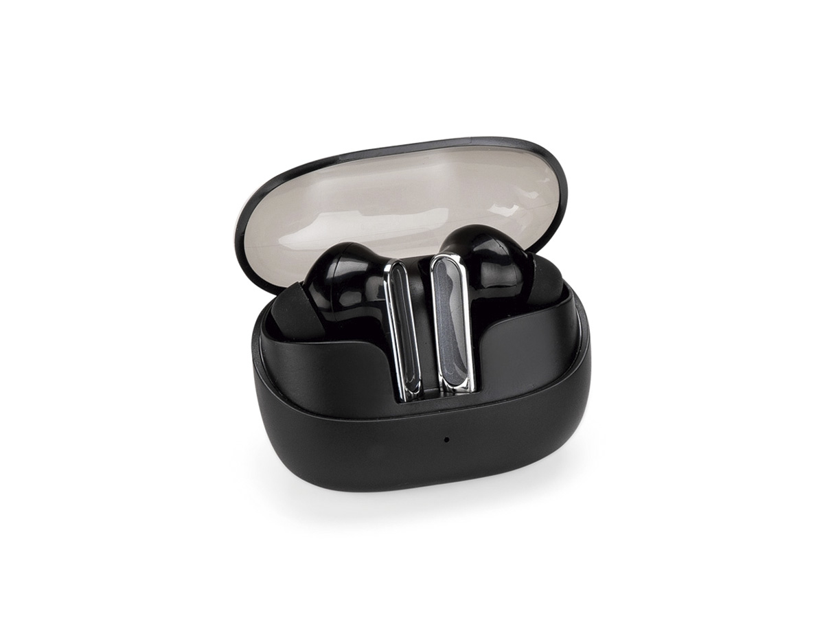 Fones de ouvido sem fio com estrutura em plástico resistente a leves respingos de água. Apresenta conexão Bluetooth 5.4 e responde a comandos por toque, além de estojo para carregamento em plástico texturizado com entrada USB-C. Acompanha cordão em nylon com clipe plástico e cabo USB-C para recarga dos fones.