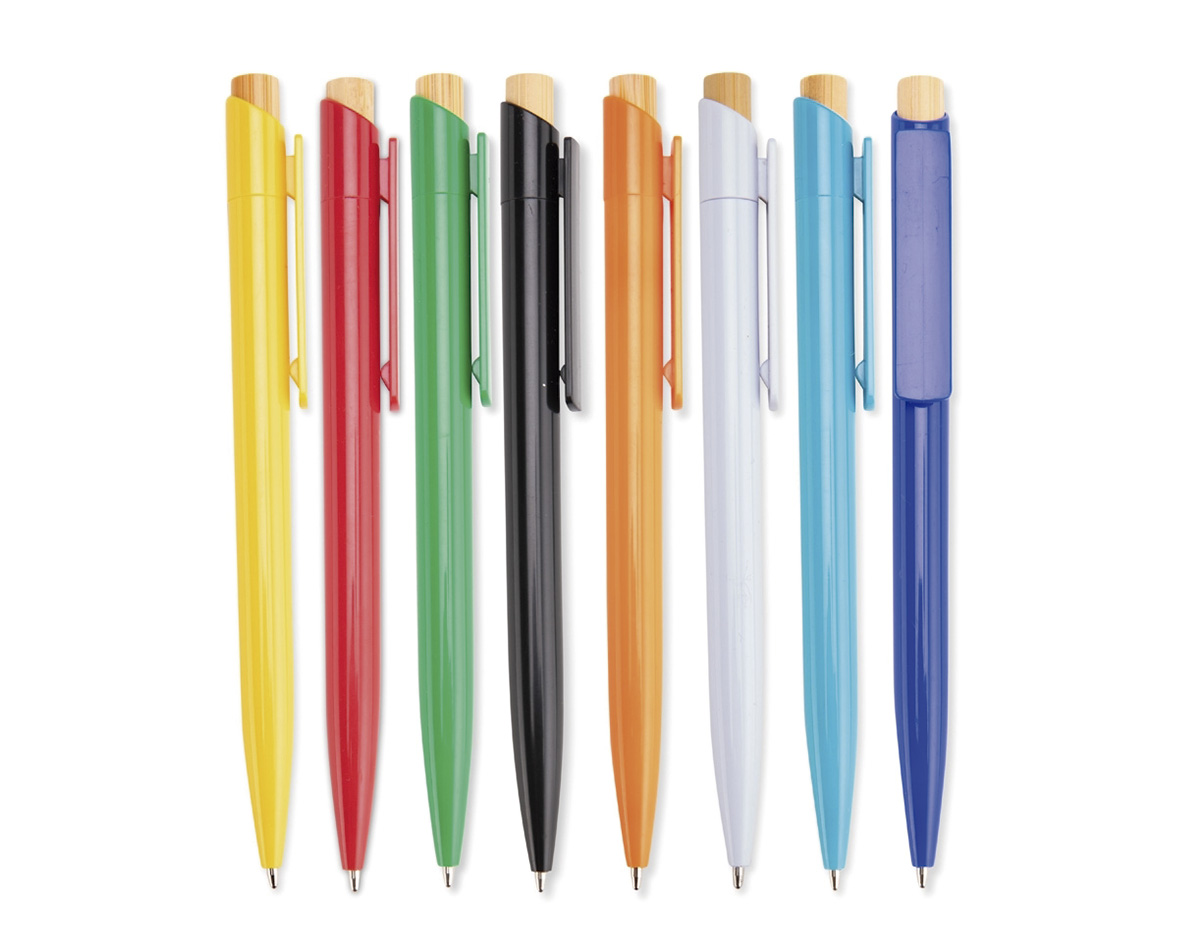 Caneta plástica com acionamento por clique em bambu, unindo praticidade e apelo sustentável. Possui carga esferográfica azul de 1,0mm, garantindo escrita macia no dia a dia. Ideal para brindes corporativos, oferece excelente custo-benefício e ótima área para personalização da marca.