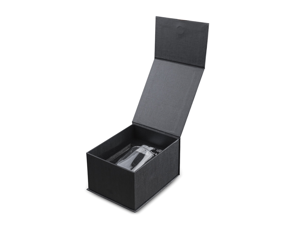 Kit drink contendo 1 copo de vidro, 1 pinça para gelo, 1 bolsa de veludo e 4 pedras de granito para gelo, acondicionado em caixa presenteável fabricada em papel cartonado resistente.