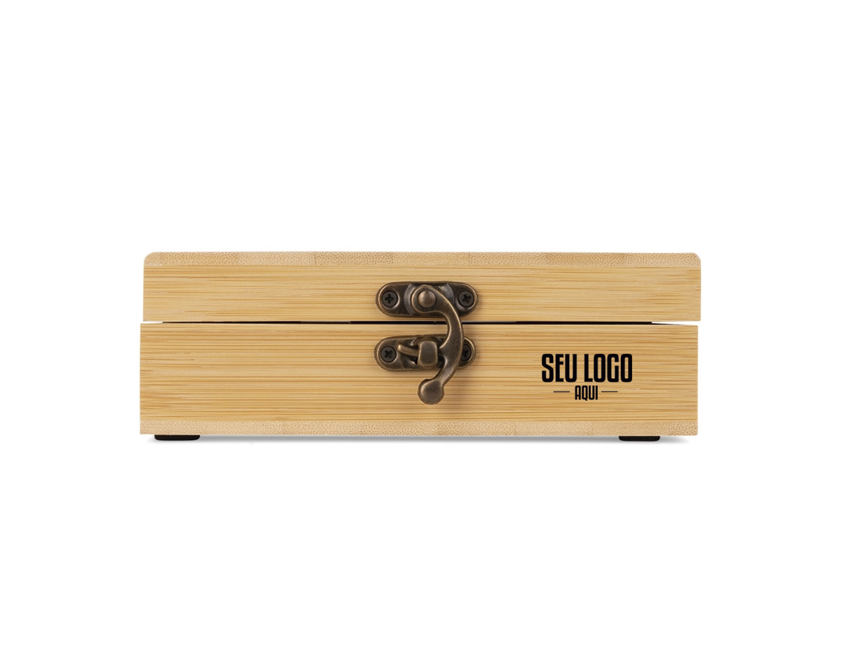 Kit vinho composto por 4 itens: saca-rolhas de um estágio em inox 201, termômetro em vidro com detalhes em liga de zinco, anel corta-gotas (wine collar) em liga de zinco e feltro, além de tampa de bico em zinco com detalhe em silicone. O conjunto é acondicionado em um estojo feito em MDF, com revestimento interno em espuma de EVA, dobradiças e fecho giratório em metal. Possui acabamento em formato de tabuleiro de xadrez na tampa, acompanhado de 32 peças confeccionadas em bambu.