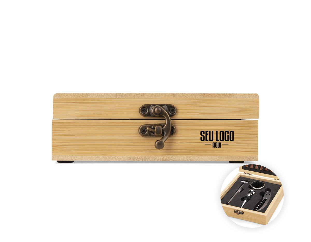 Kit vinho composto por 4 itens: saca-rolhas de um estágio em inox 201, termômetro em vidro com detalhes em liga de zinco, anel corta-gotas (wine collar) em liga de zinco e feltro, além de tampa de bico em zinco com detalhe em silicone. O conjunto é acondicionado em um estojo feito em MDF, com revestimento interno em espuma de EVA, dobradiças e fecho giratório em metal. Possui acabamento em formato de tabuleiro de xadrez na tampa, acompanhado de 32 peças confeccionadas em bambu.