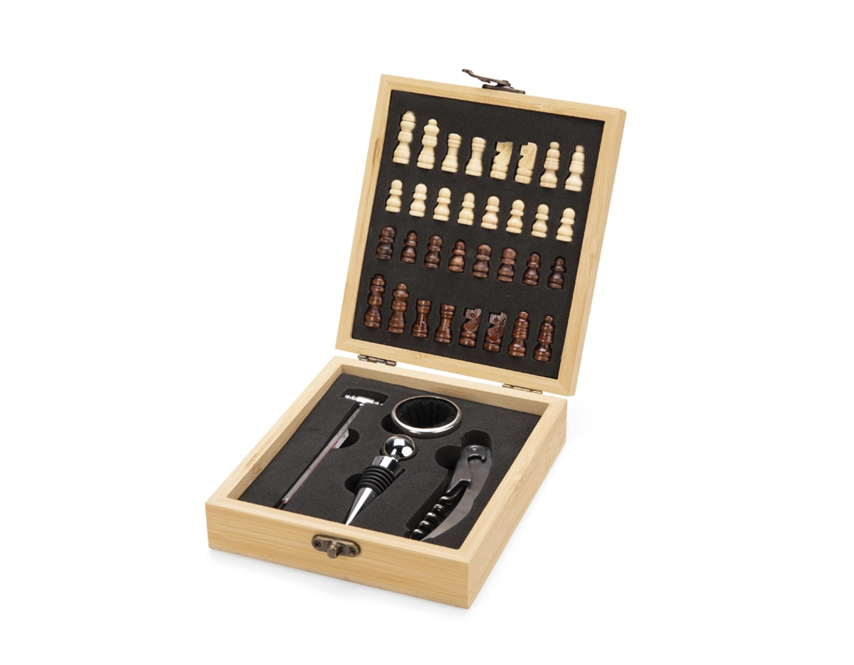 Kit vinho composto por 4 itens: saca-rolhas de um estágio em inox 201, termômetro em vidro com detalhes em liga de zinco, anel corta-gotas (wine collar) em liga de zinco e feltro, além de tampa de bico em zinco com detalhe em silicone. O conjunto é acondicionado em um estojo feito em MDF, com revestimento interno em espuma de EVA, dobradiças e fecho giratório em metal. Possui acabamento em formato de tabuleiro de xadrez na tampa, acompanhado de 32 peças confeccionadas em bambu.