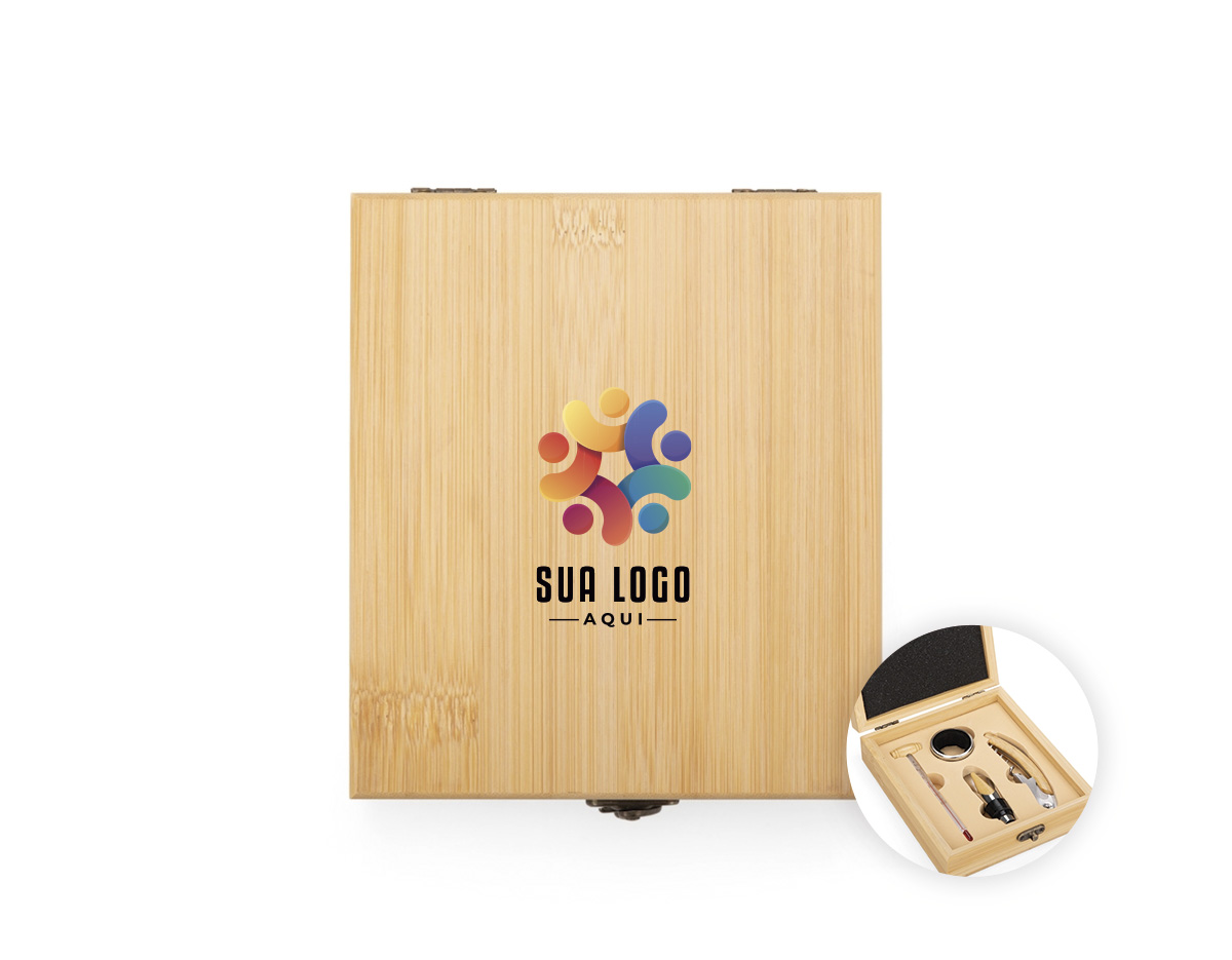 Kit vinho composto por 4 itens: saca-rolhas de um estágio em inox com cabo em bambu, termômetro em vidro com detalhe em bambu, anel corta-gotas (wine collar) em liga de zinco e feltro, além de bico dosador com tampa em liga de zinco e revestimento em silicone. Acompanha estojo em bambu com revestimento interno em espuma de EVA, além de dobradiças e fecho giratório em metal.