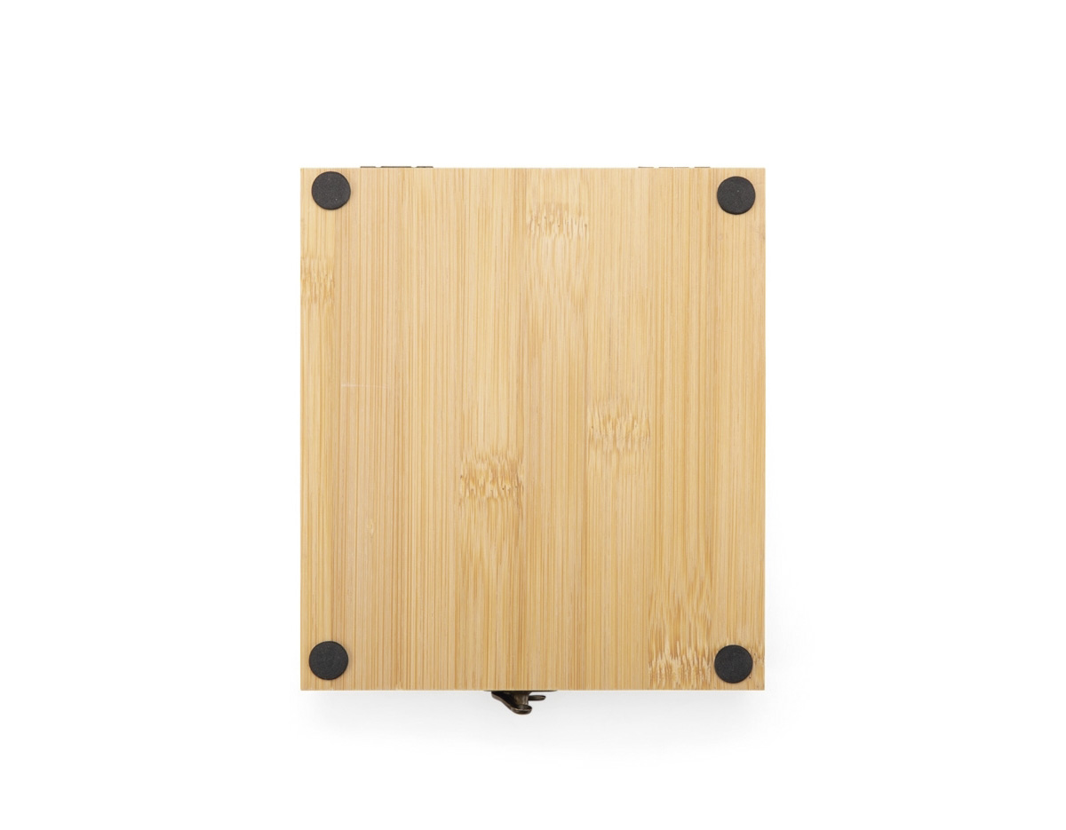 Kit vinho composto por 4 itens: saca-rolhas de um estágio em inox com cabo em bambu, termômetro em vidro com detalhe em bambu, anel corta-gotas (wine collar) em liga de zinco e feltro, além de bico dosador com tampa em liga de zinco e revestimento em silicone. Acompanha estojo em bambu com revestimento interno em espuma de EVA, além de dobradiças e fecho giratório em metal.
