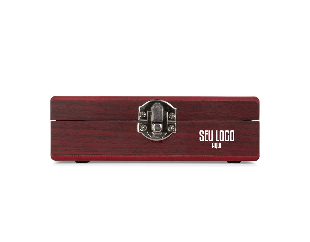 Kit vinho composto por 4 itens: saca-rolhas de dois estágios em inox 201, corta-lacre em ABS e inox, bico dosador em liga de zinco com revestimento em silicone e anel corta-gotas (wine collar) em liga de zinco e feltro. O conjunto é acondicionado em um estojo feito em MDF, com revestimento interno em espuma de EVA, dobradiças e trava frontal em metal. Possui acabamento em formato de tabuleiro de xadrez na tampa, acompanhado de 32 peças confeccionadas em bambu.