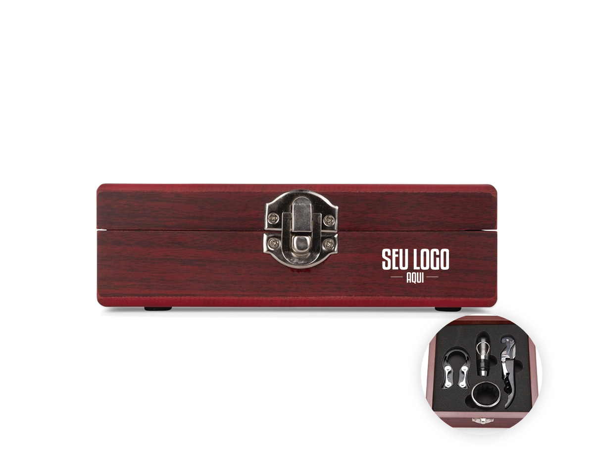 Kit vinho composto por 4 itens: saca-rolhas de dois estágios em inox 201, corta-lacre em ABS e inox, bico dosador em liga de zinco com revestimento em silicone e anel corta-gotas (wine collar) em liga de zinco e feltro. O conjunto é acondicionado em um estojo feito em MDF, com revestimento interno em espuma de EVA, dobradiças e trava frontal em metal. Possui acabamento em formato de tabuleiro de xadrez na tampa, acompanhado de 32 peças confeccionadas em bambu.