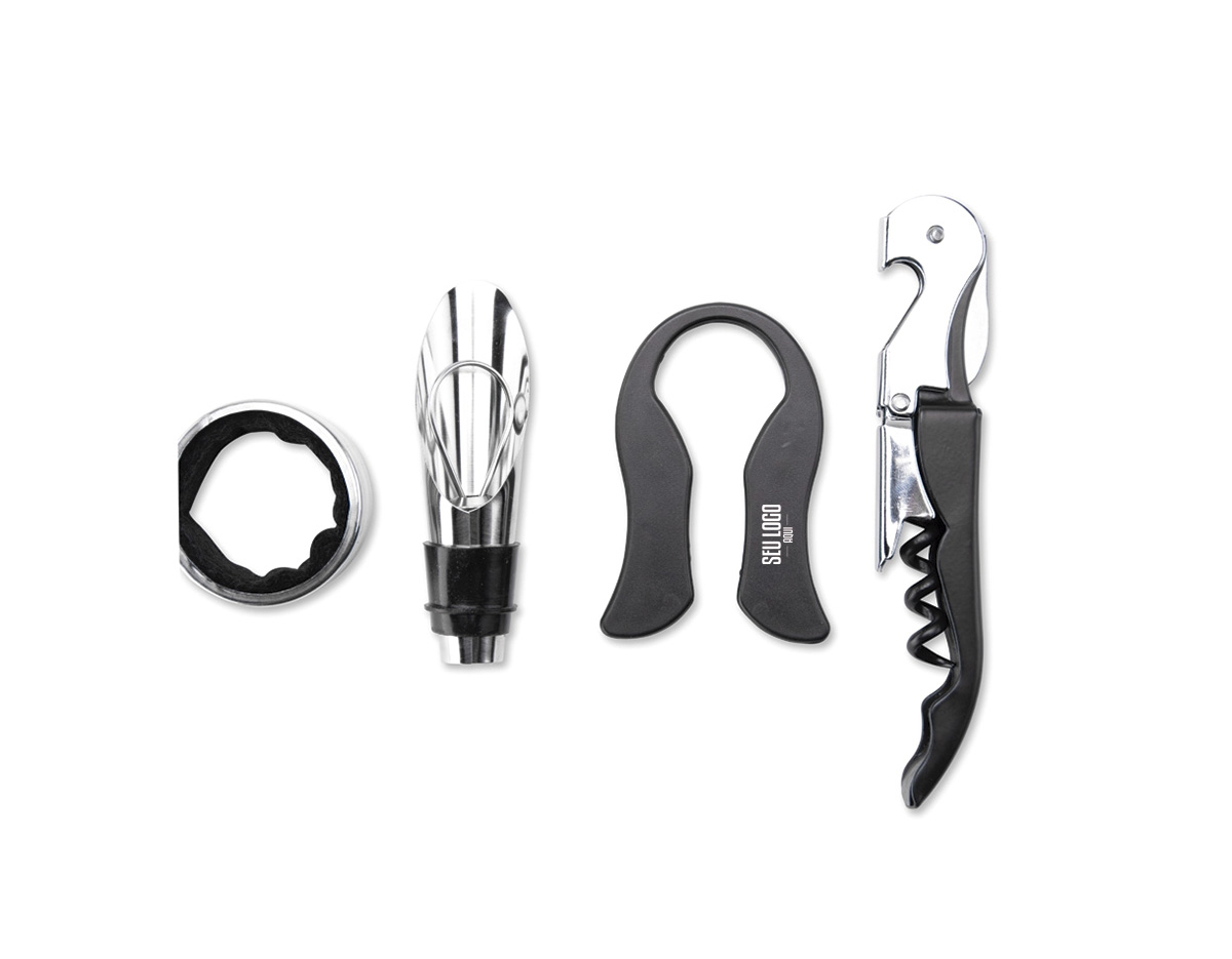 Kit vinho composto por 4 itens: saca-rolhas de dois estágios em inox 201, corta-lacre em ABS e inox, bico dosador em liga de zinco com revestimento em silicone e anel corta-gotas (wine collar) em liga de zinco e feltro. O conjunto é acondicionado em um estojo feito em MDF, com revestimento interno em espuma de EVA, dobradiças e trava frontal em metal. Possui acabamento em formato de tabuleiro de xadrez na tampa, acompanhado de 32 peças confeccionadas em bambu.