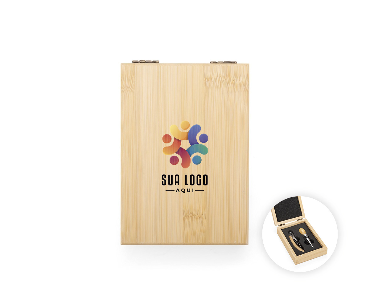 Kit vinho composto por dois itens: saca-rolhas de um estágio em inox e cabo em bambu e tampa de bico em inox com detalhes em silicone e topo em bambu. Acompanha estojo em bambu com dobradiças metálicas, fechamento imantado e revestimento interno em espuma de EVA.