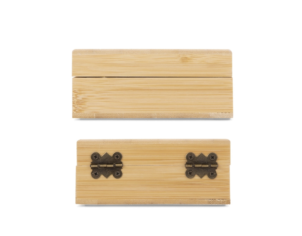 Kit vinho composto por dois itens: saca-rolhas de um estágio em inox e cabo em bambu e tampa de bico em inox com detalhes em silicone e topo em bambu. Acompanha estojo em bambu com dobradiças metálicas, fechamento imantado e revestimento interno em espuma de EVA.
