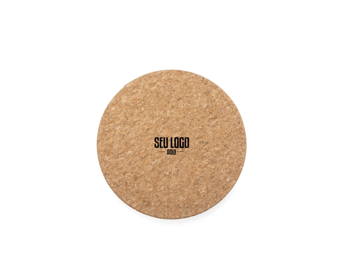 Kit vinho composto por 4 itens: saca-rolhas de um estágio em inox, anel corta-gotas (wine collar) em liga de zinco com revestimento em feltro, bico dosador em liga de zinco com detalhes em silicone e tampa de bico dosador em inox, zinco e silicone. Acompanha estojo em MDF com revestimento em cortiça e interior em espuma de EVA.