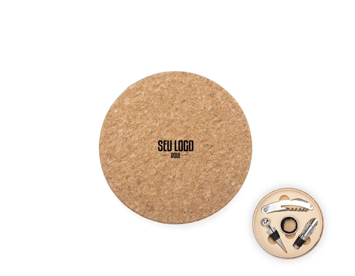 Kit vinho composto por 4 itens: saca-rolhas de um estágio em inox, anel corta-gotas (wine collar) em liga de zinco com revestimento em feltro, bico dosador em liga de zinco com detalhes em silicone e tampa de bico dosador em inox, zinco e silicone. Acompanha estojo em MDF com revestimento em cortiça e interior em espuma de EVA.