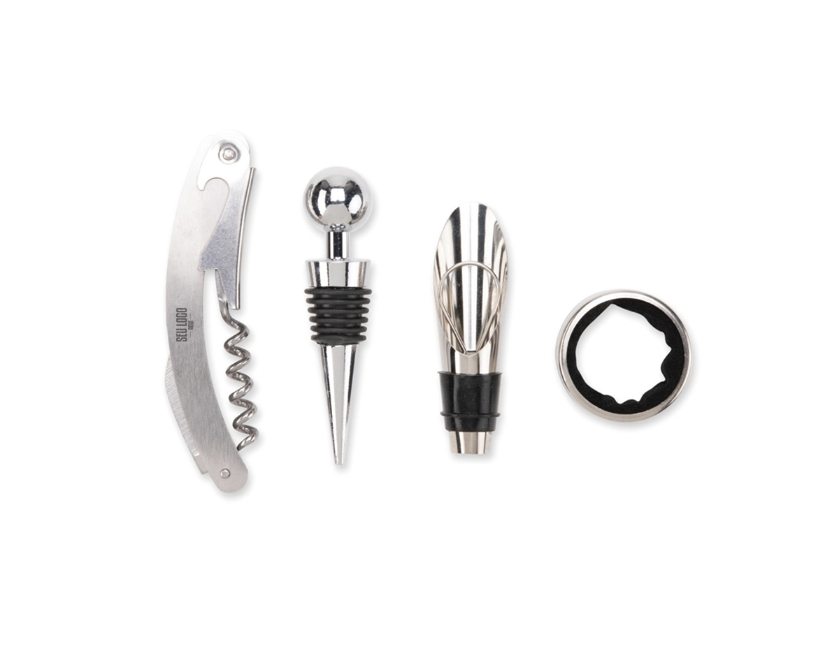 Kit vinho composto por 4 itens: saca-rolhas de um estágio em inox, anel corta-gotas (wine collar) em liga de zinco com revestimento em feltro, bico dosador em liga de zinco com detalhes em silicone e tampa de bico dosador em inox, zinco e silicone. Acompanha estojo em MDF com revestimento em cortiça e interior em espuma de EVA.