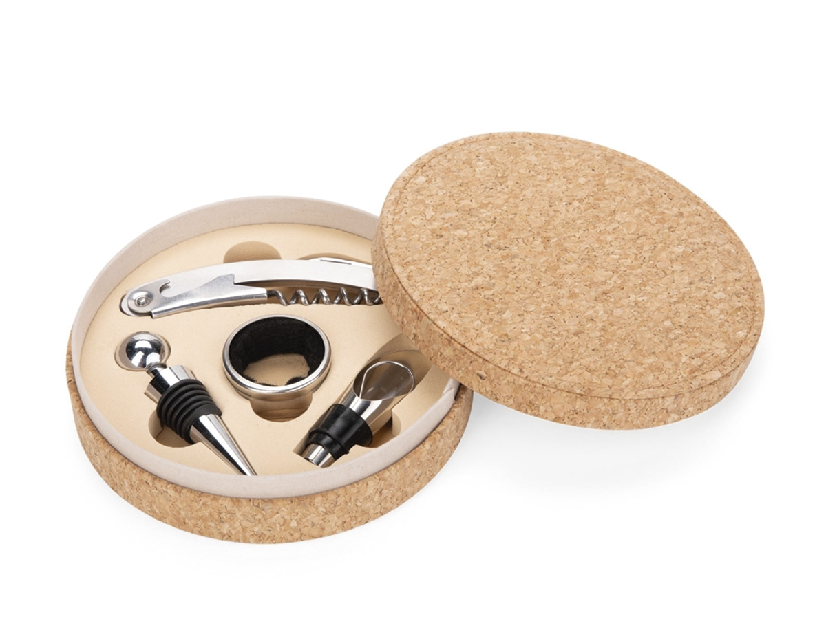 Kit vinho composto por 4 itens: saca-rolhas de um estágio em inox, anel corta-gotas (wine collar) em liga de zinco com revestimento em feltro, bico dosador em liga de zinco com detalhes em silicone e tampa de bico dosador em inox, zinco e silicone. Acompanha estojo em MDF com revestimento em cortiça e interior em espuma de EVA.