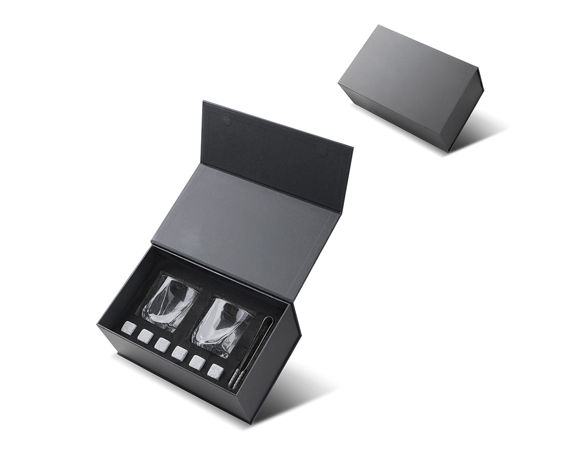 Kit drink contendo 2 copos de vidro (200ml cada), 1 pinça para gelo com pontas em silicone e 6 pedras de granito para gelo, acondicionado em caixa presenteável fabricada em papel cartonado resistente.