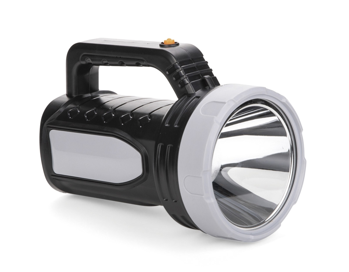 Lanterna plástica recarregável com três estágios de iluminação: forte, fraco e piscante, todos com longo alcance. Possui lente rosqueável, alça de nylon para transporte e cabo USB integrado ao corpo, proporcionando praticidade e facilidade na recarga.