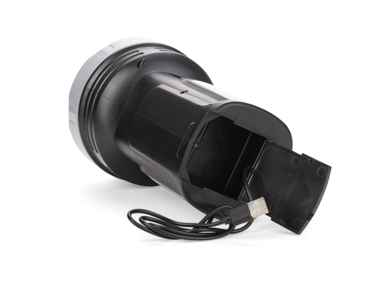 Lanterna plástica recarregável com três estágios de iluminação: forte, fraco e piscante, todos com longo alcance. Possui lente rosqueável, alça de nylon para transporte e cabo USB integrado ao corpo, proporcionando praticidade e facilidade na recarga.