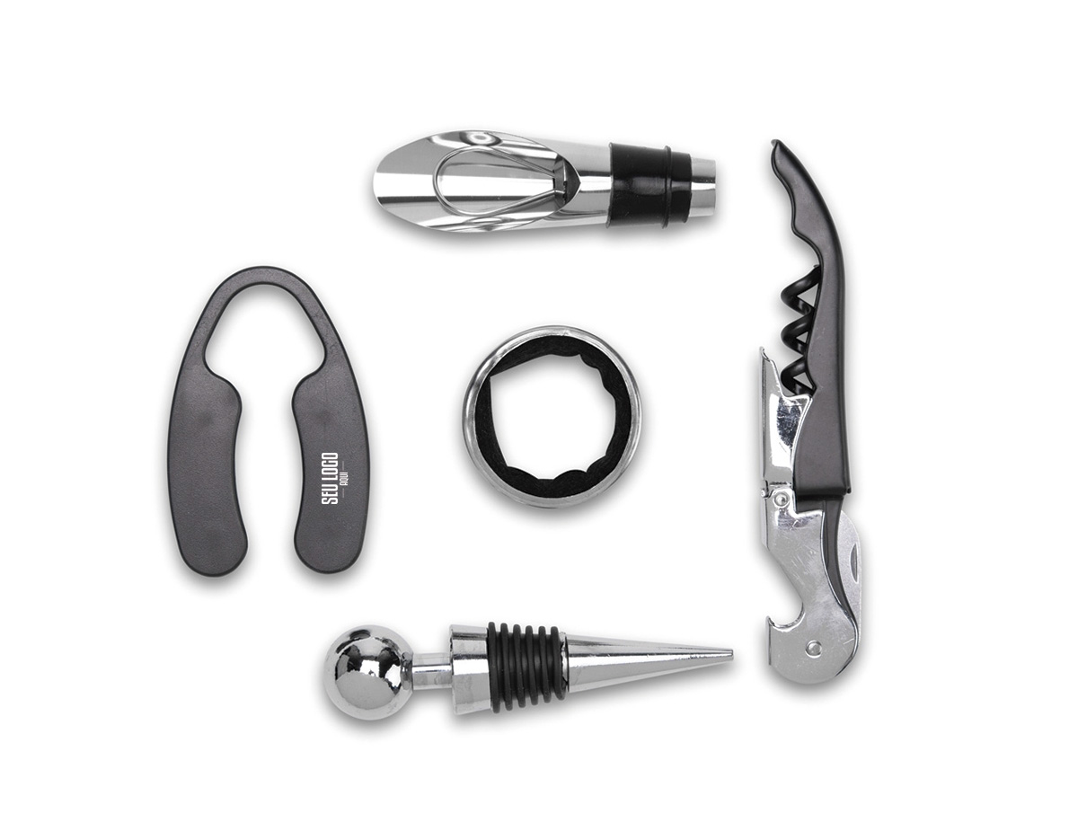 Kit vinho composto por 5 itens: corta-lacre em ABS e inox, saca-rolhas de dois estágios em inox e anel corta-gotas (wine collar) em liga de zinco e feltro, além de bico dosador e tampa de bico, ambos em liga de zinco com revestimento em silicone. O conjunto é acondicionado em estojo de papelão reforçado, em formato de livro, com fechamento imantado e revestimento interno em espuma de EVA.