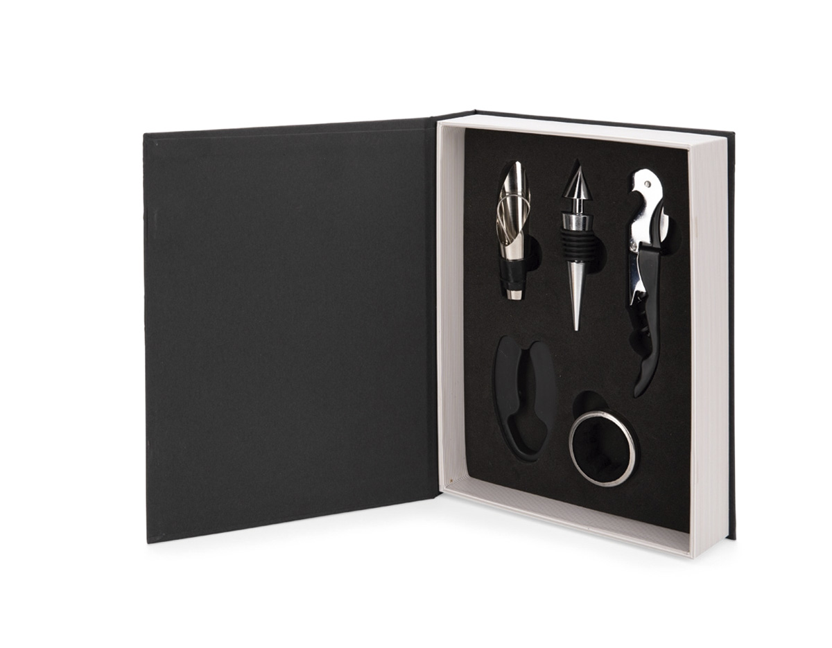 Kit vinho composto por 5 itens: corta-lacre em ABS e inox, saca-rolhas de dois estágios em inox e anel corta-gotas (wine collar) em liga de zinco e feltro, além de bico dosador e tampa de bico, ambos em liga de zinco com revestimento em silicone. O conjunto é acondicionado em estojo de papelão reforçado, em formato de livro, com fechamento imantado e revestimento interno em espuma de EVA.