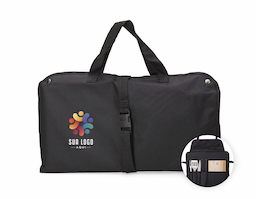 Kit para churrasco composto por seis peças: avental em Oxford com fechamento em engate plástico, que pode ser dobrado e utilizado como estojo, com alças de mão e bolsos multiuso; tábua em madeira de pinho; e quatro utensílios em inox com cabos em madeira, incluindo garfo de duas pontas, espátula, pegador e faca com lâmina de 8 polegadas.
(CxL):  1,5 cm x 10 cm (garfo) - 1,5 cm x 10 cm (espátula) - 1,5 cm x 7 cm (pegador) - 25 cm x 18 cm (tábua) - 20 cm x 40 cm (avental aberto)