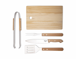 Kit para churrasco composto por seis peças: avental em Oxford com fechamento em engate plástico, que pode ser dobrado e utilizado como estojo, com alças de mão e bolsos multiuso; tábua em madeira de pinho; e quatro utensílios em inox com cabos em madeira, incluindo garfo de duas pontas, espátula, pegador e faca com lâmina de 8 polegadas.
(CxL):  1,5 cm x 10 cm (garfo) - 1,5 cm x 10 cm (espátula) - 1,5 cm x 7 cm (pegador) - 25 cm x 18 cm (tábua) - 20 cm x 40 cm (avental aberto)