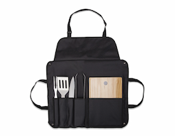 Kit para churrasco composto por seis peças: avental em Oxford com fechamento em engate plástico, que pode ser dobrado e utilizado como estojo, com alças de mão e bolsos multiuso; tábua em madeira de pinho; e quatro utensílios em inox com cabos em madeira, incluindo garfo de duas pontas, espátula, pegador e faca com lâmina de 8 polegadas.
(CxL):  1,5 cm x 10 cm (garfo) - 1,5 cm x 10 cm (espátula) - 1,5 cm x 7 cm (pegador) - 25 cm x 18 cm (tábua) - 20 cm x 40 cm (avental aberto)