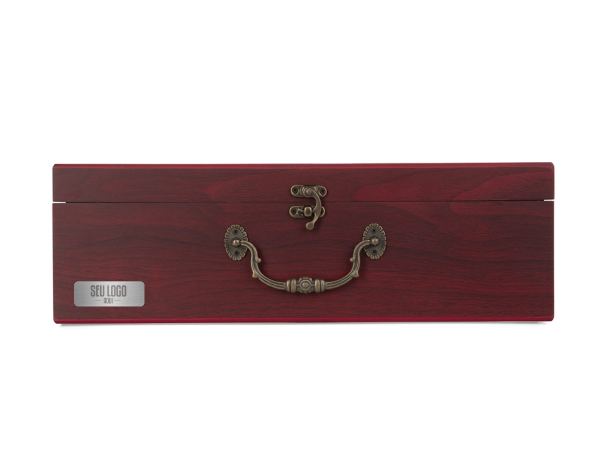 Kit vinho composto por 4 itens: saca-rolhas de dois estágios em inox, anel corta-gotas (wine collar) em liga de zinco, com revestimento em feltro, bico dosador em liga de zinco, com detalhes em silicone, e tampa de bico em inox, com partes em zinco e silicone. Acompanha estojo em MDF com pés antiderrapantes, revestimento interno em espuma de EVA e tecido de textura acetinada, dobradiças, fecho giratório e alça para transporte em metal.