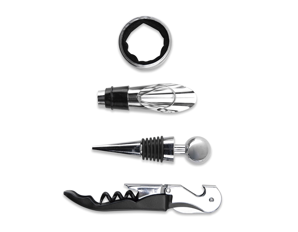 Kit vinho composto por 4 itens: saca-rolhas de dois estágios em inox, anel corta-gotas (wine collar) em liga de zinco, com revestimento em feltro, bico dosador em liga de zinco, com detalhes em silicone, e tampa de bico em inox, com partes em zinco e silicone. Acompanha estojo em MDF com pés antiderrapantes, revestimento interno em espuma de EVA e tecido de textura acetinada, dobradiças, fecho giratório e alça para transporte em metal.