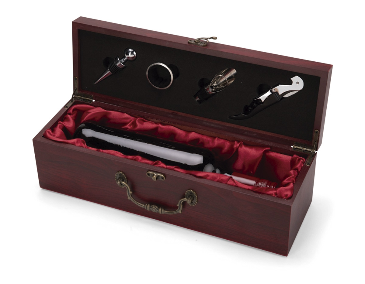 Kit vinho composto por 4 itens: saca-rolhas de dois estágios em inox, anel corta-gotas (wine collar) em liga de zinco, com revestimento em feltro, bico dosador em liga de zinco, com detalhes em silicone, e tampa de bico em inox, com partes em zinco e silicone. Acompanha estojo em MDF com pés antiderrapantes, revestimento interno em espuma de EVA e tecido de textura acetinada, dobradiças, fecho giratório e alça para transporte em metal.