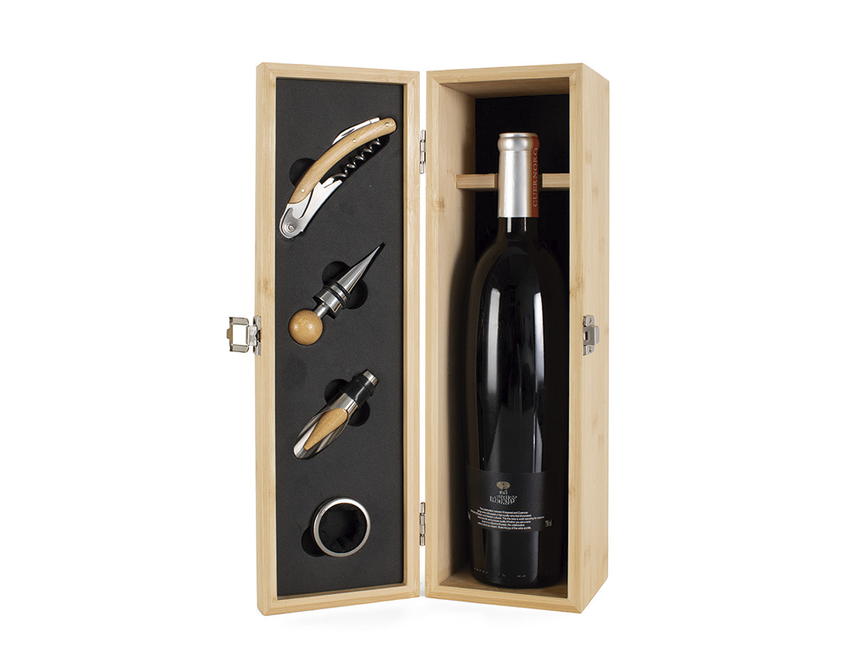 Kit vinho em bambu com interior revestido em EVA e fecho em inox. Possui suporte para garrafa de 750 ml (padrão) e acompanha saca-rolha em metal com detalhes em bambu e cortador de lacre, anel corta-gotas, bico dosador com tampa em bambu e tampa metálica com detalhe em bambu.
Observação: Não acompanha garrafa vinho, imagem meramente ilustrativa.