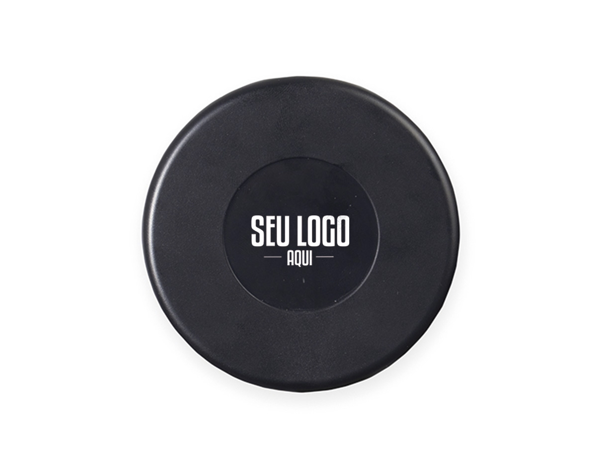 Kit para recarga de dispositivos móveis acondicionado em estojo plástico com trava de fechamento. Contém cabo com conectores USB-C nas duas extremidades, adaptadores para conexões micro-USB, Lightning e USB-A, além de chave para abertura de gaveta de cartão SIM.
