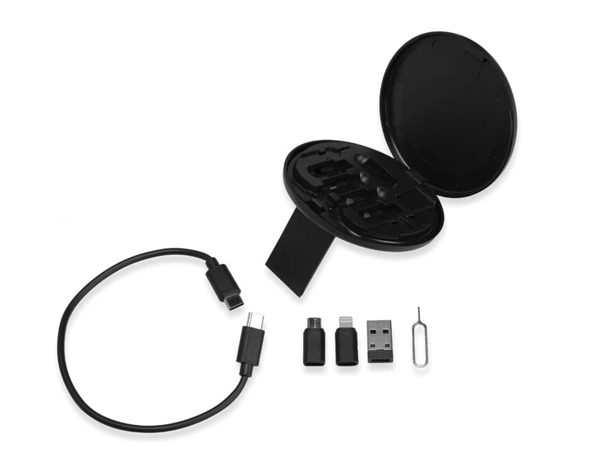 Kit para recarga de dispositivos móveis acondicionado em estojo plástico com trava de fechamento. Contém cabo com conectores USB-C nas duas extremidades, adaptadores para conexões micro-USB, Lightning e USB-A, além de chave para abertura de gaveta de cartão SIM.
