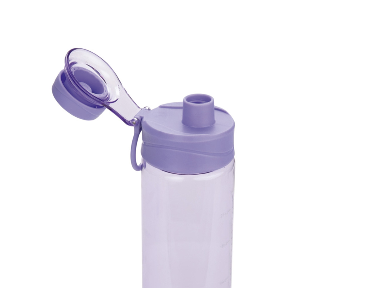 Garrafa produzida em plástico AS livre de BPA com capacidade máxima de 700 ml e marcação de volume no corpo. Possui tampa rosqueável em polipropileno (PP), protetor para o bocal, anel interno de vedação e alça fixa para facilitar o transporte.