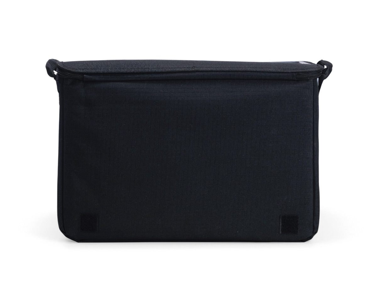 Bolsa térmica dobrável confeccionada em poliéster com capacidade de até 36 litros. Possui revestimento interno em PEVA atóxico, tampa rígida em plástico PE com espaço para copos ou latas e fechamento em velcro. Conta com compartimento frontal, alças de mão em nylon e alça transversal ajustável com apoio para ombro.