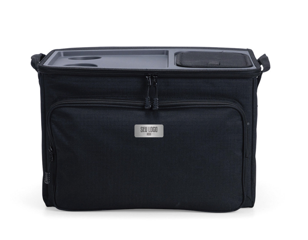 Bolsa térmica dobrável confeccionada em poliéster com capacidade de até 36 litros. Possui revestimento interno em PEVA atóxico, tampa rígida em plástico PE com espaço para copos ou latas e fechamento em velcro. Conta com compartimento frontal, alças de mão em nylon e alça transversal ajustável com apoio para ombro.