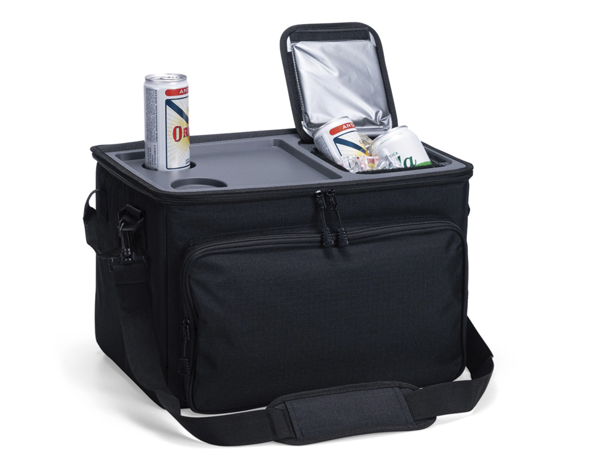 Bolsa térmica dobrável confeccionada em poliéster com capacidade de até 36 litros. Possui revestimento interno em PEVA atóxico, tampa rígida em plástico PE com espaço para copos ou latas e fechamento em velcro. Conta com compartimento frontal, alças de mão em nylon e alça transversal ajustável com apoio para ombro.