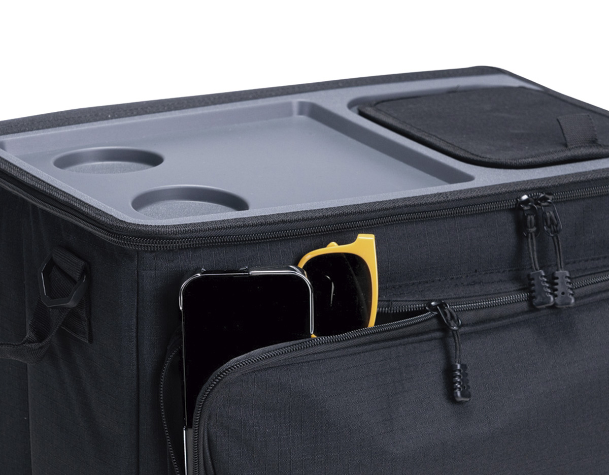 Bolsa térmica dobrável confeccionada em poliéster com capacidade de até 36 litros. Possui revestimento interno em PEVA atóxico, tampa rígida em plástico PE com espaço para copos ou latas e fechamento em velcro. Conta com compartimento frontal, alças de mão em nylon e alça transversal ajustável com apoio para ombro.