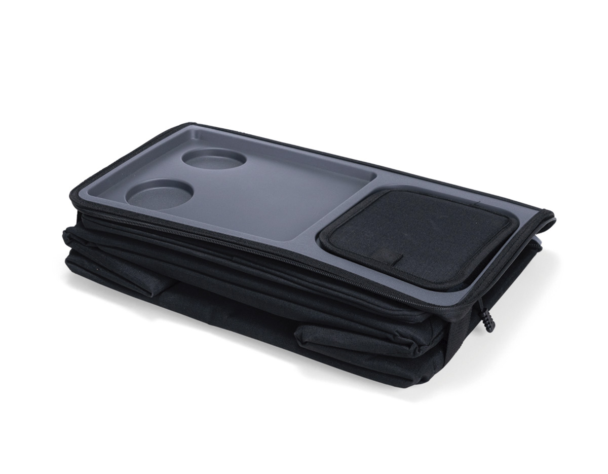 Bolsa térmica dobrável confeccionada em poliéster com capacidade de até 36 litros. Possui revestimento interno em PEVA atóxico, tampa rígida em plástico PE com espaço para copos ou latas e fechamento em velcro. Conta com compartimento frontal, alças de mão em nylon e alça transversal ajustável com apoio para ombro.