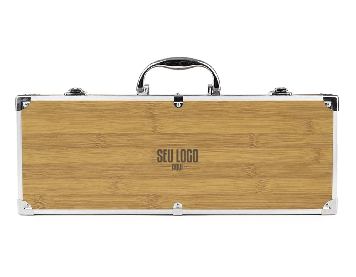 Kit para churrasco composto por cinco peças em inox com cabo em madeira de carvalho: faca com lâmina de 8 polegadas, espátula com cerdas de silicone, garfo de duas pontas, pegador de alimentos e uma espátula multiuso com lâminas serradas laterais e abridor de garrafas embutido. Acompanha maleta com acabamento amadeirado com detalhes em alumínio e trava de segurança para fechamento, além de revestimento interno em tecido Oxford e suportes em velcro para fixação dos itens.
