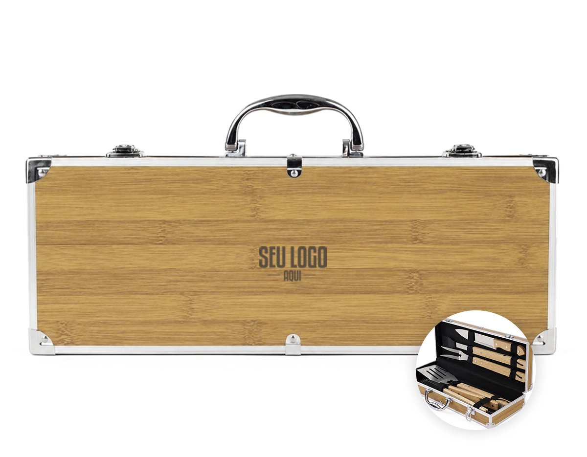 Kit para churrasco composto por cinco peças em inox com cabo em madeira de carvalho: faca com lâmina de 8 polegadas, espátula com cerdas de silicone, garfo de duas pontas, pegador de alimentos e uma espátula multiuso com lâminas serradas laterais e abridor de garrafas embutido. Acompanha maleta com acabamento amadeirado com detalhes em alumínio e trava de segurança para fechamento, além de revestimento interno em tecido Oxford e suportes em velcro para fixação dos itens.