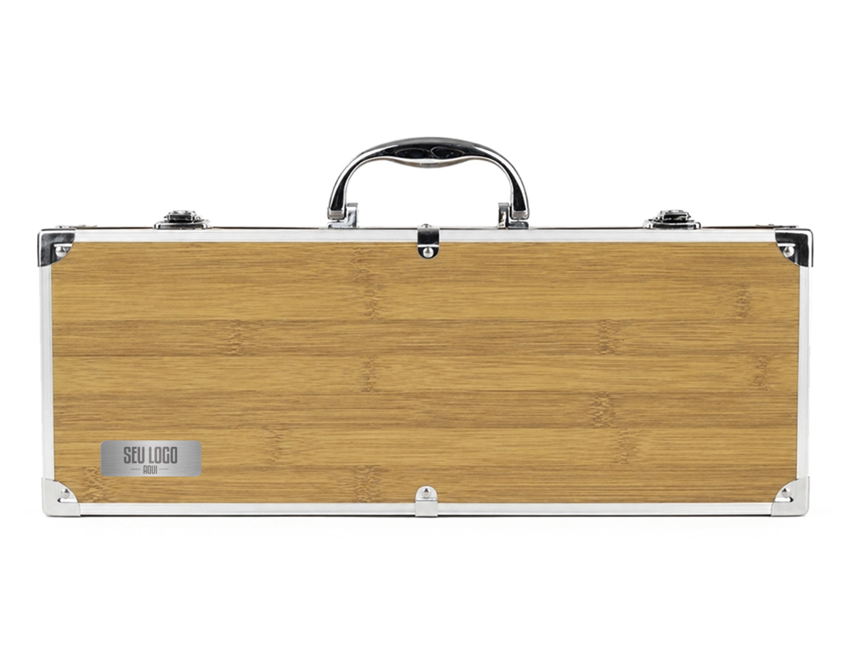 Kit para churrasco composto por cinco peças em inox com cabo em madeira de carvalho: faca com lâmina de 8 polegadas, espátula com cerdas de silicone, garfo de duas pontas, pegador de alimentos e uma espátula multiuso com lâminas serradas laterais e abridor de garrafas embutido. Acompanha maleta com acabamento amadeirado com detalhes em alumínio e trava de segurança para fechamento, além de revestimento interno em tecido Oxford e suportes em velcro para fixação dos itens.