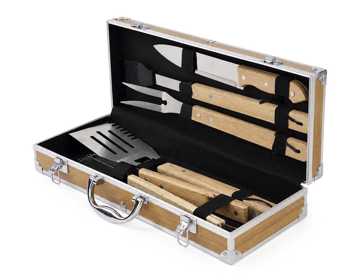Kit para churrasco composto por cinco peças em inox com cabo em madeira de carvalho: faca com lâmina de 8 polegadas, espátula com cerdas de silicone, garfo de duas pontas, pegador de alimentos e uma espátula multiuso com lâminas serradas laterais e abridor de garrafas embutido. Acompanha maleta com acabamento amadeirado com detalhes em alumínio e trava de segurança para fechamento, além de revestimento interno em tecido Oxford e suportes em velcro para fixação dos itens.