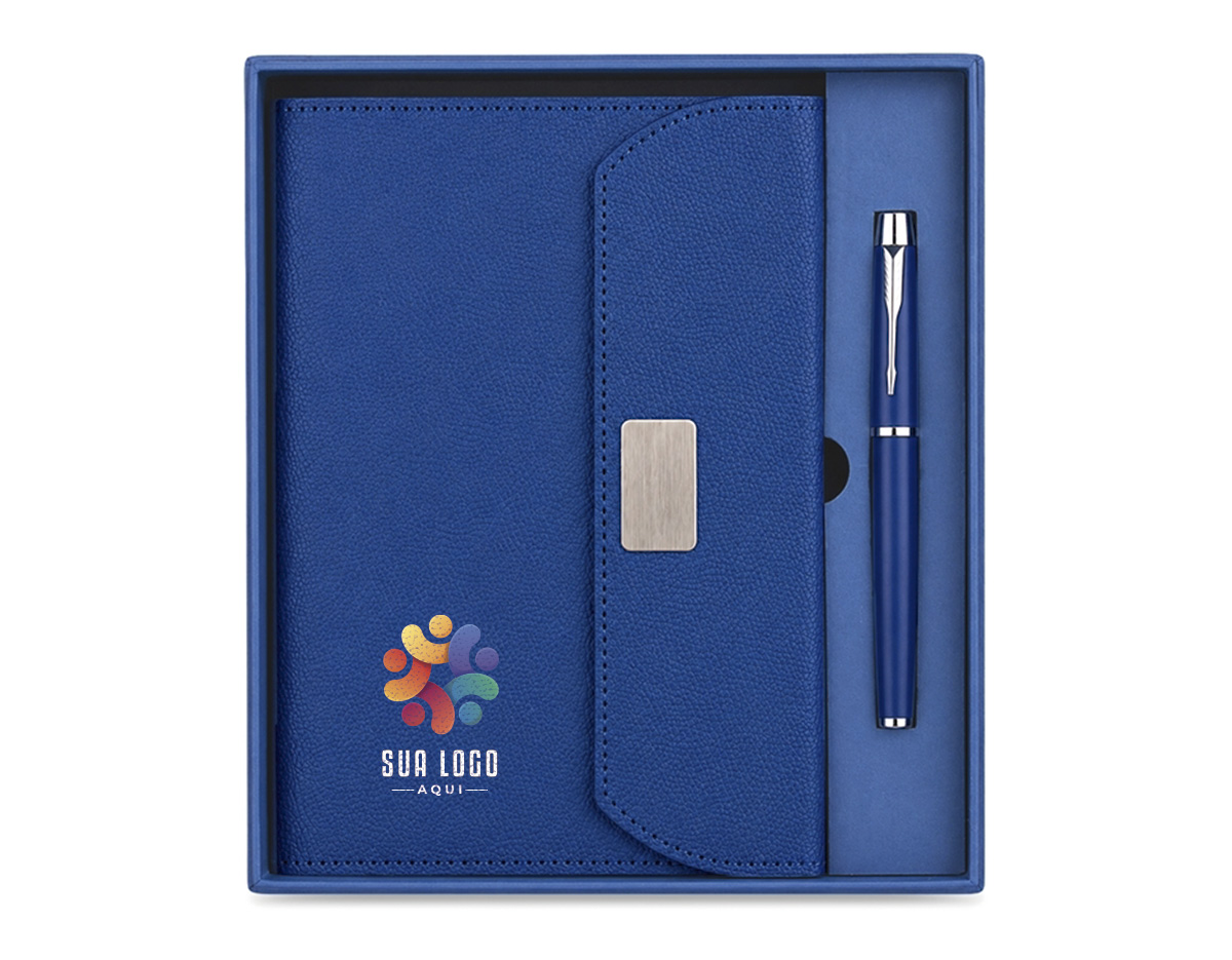 Kit executivo composto por caderneta e caneta, ideal para ações corporativas e eventos empresariais. A caderneta conta com capa em PU, fecho magnético, detalhe metálico na aba, marcador de páginas em fita de cetim e aproximadamente 96 folhas pautadas na cor marfim com espaço para datas. Acompanha caneta metálica com carga esferográfica preta de 0,8 mm e estojo em papelão com berço para acomodação, agregando praticidade e apresentação diferenciada ao conjunto.