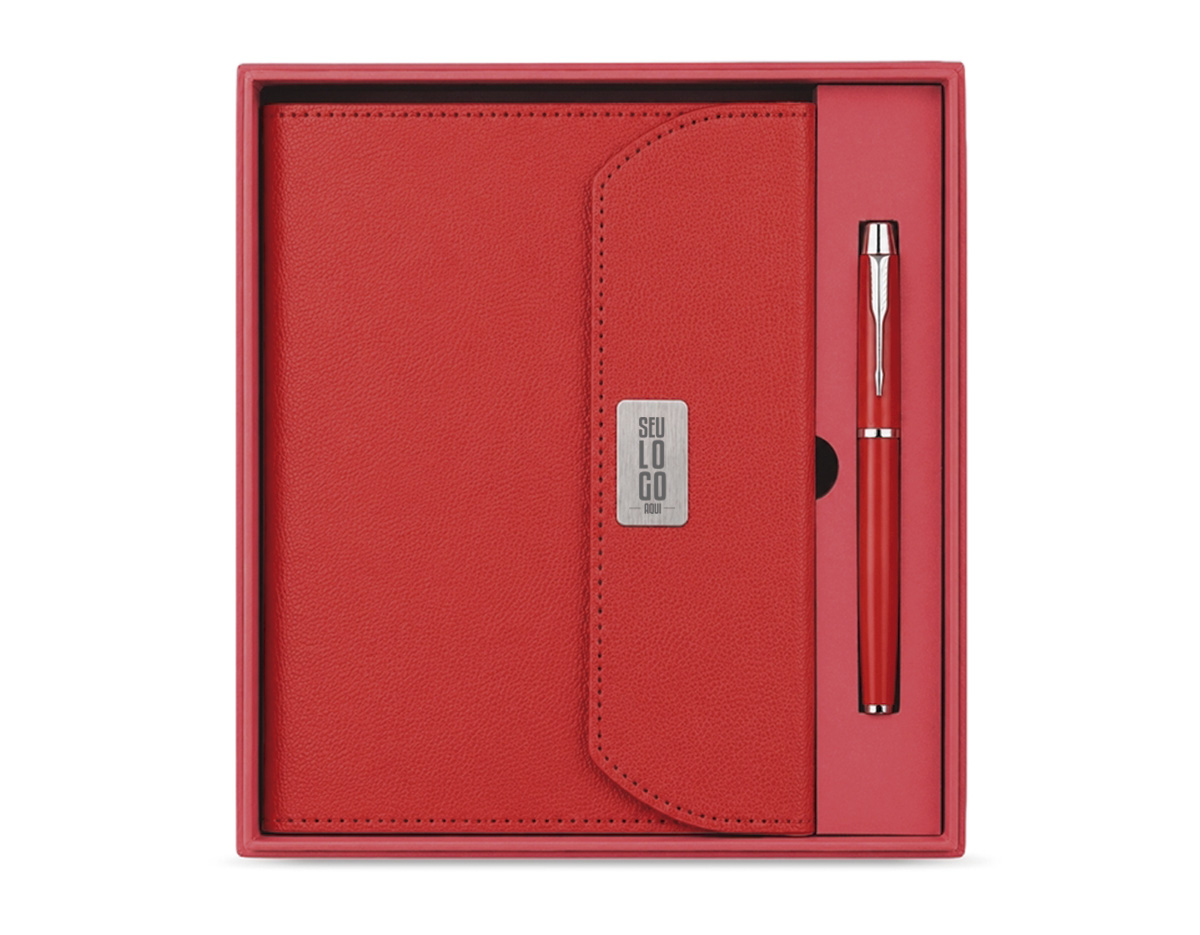 Kit executivo composto por caderneta e caneta, ideal para ações corporativas e eventos empresariais. A caderneta conta com capa em PU, fecho magnético, detalhe metálico na aba, marcador de páginas em fita de cetim e aproximadamente 96 folhas pautadas na cor marfim com espaço para datas. Acompanha caneta metálica com carga esferográfica preta de 0,8 mm e estojo em papelão com berço para acomodação, agregando praticidade e apresentação diferenciada ao conjunto.