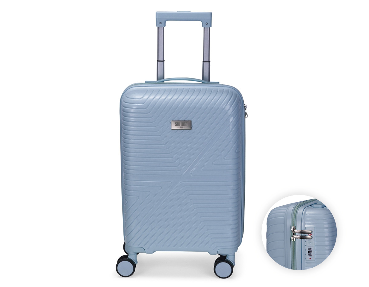 Mala de viagem em plástico resistente, fechamento em zíper e capacidade para até 30 litros. Possui dimensões compatíveis com o padrão da ANAC, compartimento interno com fechamento em zíper e bolso superior em tela de malha, além de cinta compressora no lado oposto para organização de objetos. Conta ainda com alça de mão, quatro rodinhas com giro em 360 graus, puxador com ajuste de nível e alça plástica, além de cadeado numérico TSA. Acompanha placa em metal para personalização.