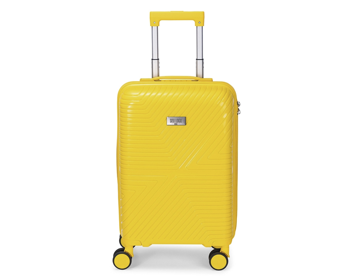 Mala de viagem em plástico resistente, fechamento em zíper e capacidade para até 30 litros. Possui dimensões compatíveis com o padrão da ANAC, compartimento interno com fechamento em zíper e bolso superior em tela de malha, além de cinta compressora no lado oposto para organização de objetos. Conta ainda com alça de mão, quatro rodinhas com giro em 360 graus, puxador com ajuste de nível e alça plástica, além de cadeado numérico TSA. Acompanha placa em metal para personalização.